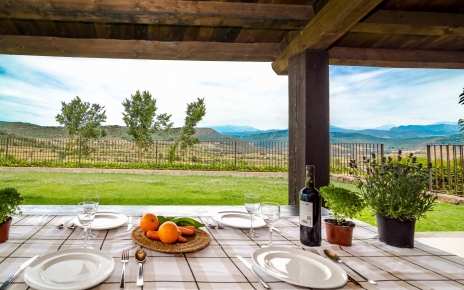 Disfruta de una comida al aire libre en el porche